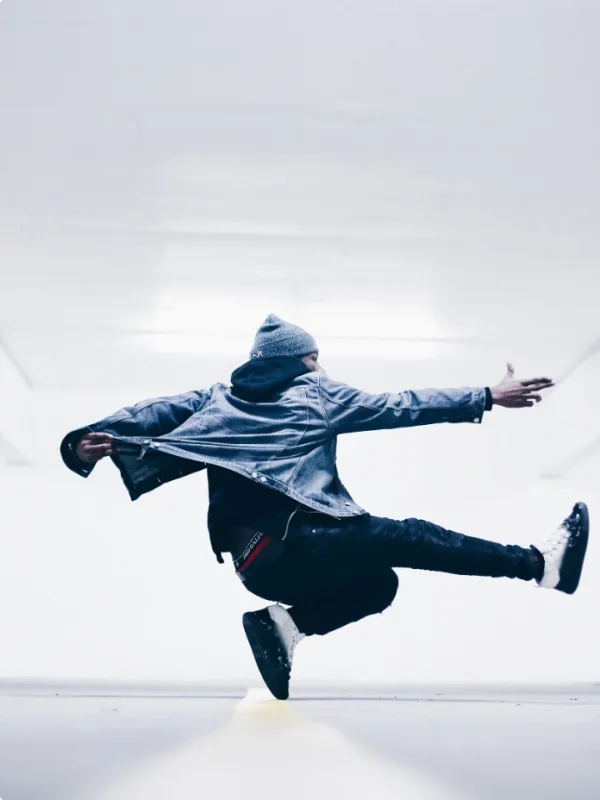 Ein Tänzer macht einen coolen Tanzschritt in einem Parkhaus.