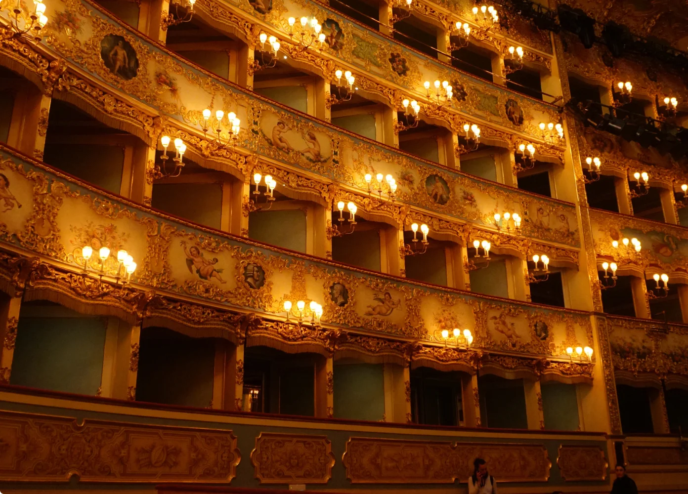 Das Innere eines Opernhauses.