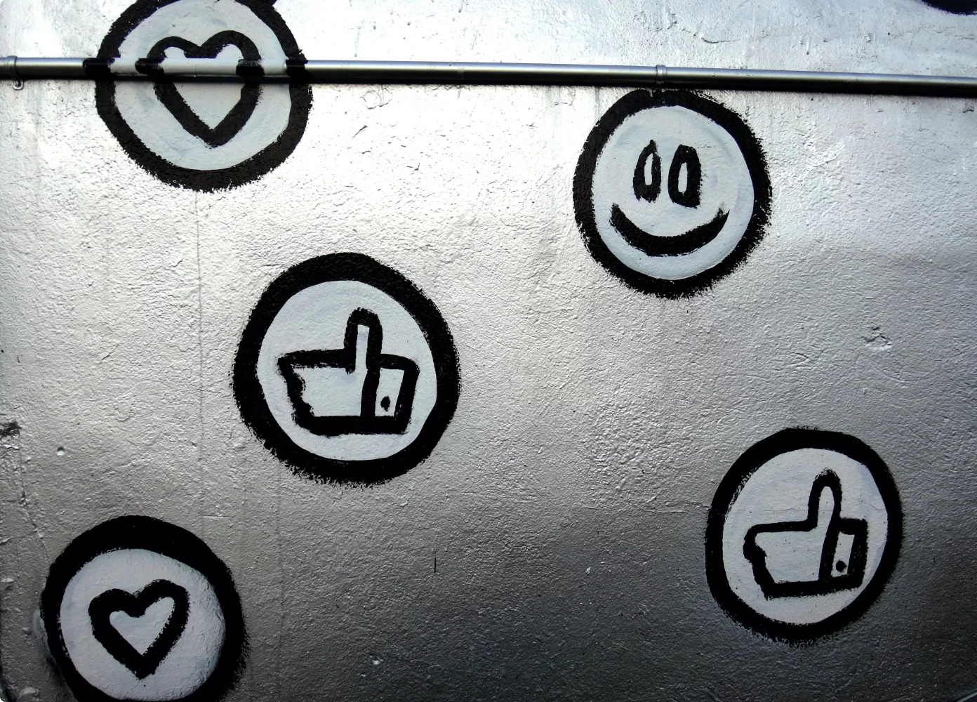 Eine Wand mit einer Reihe von Social Media und Emoji Web-Icons.