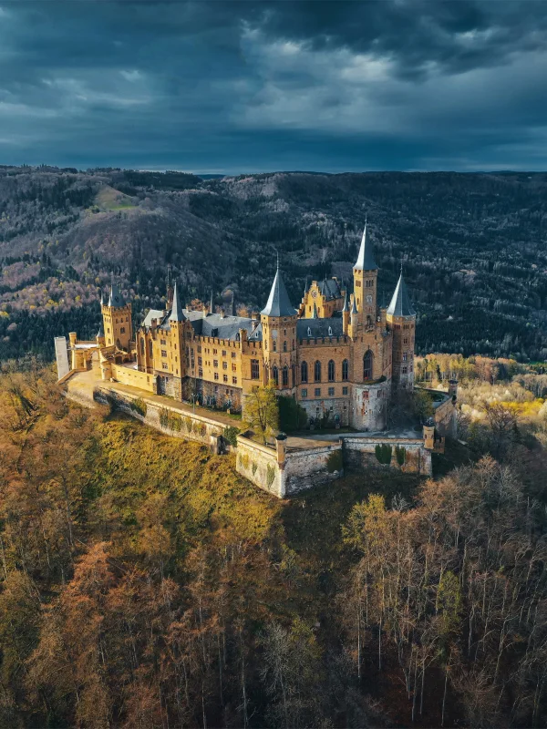 Schloss Hohenzollern in Baden-Württemberg, umgeben von bewaldeten Hügeln