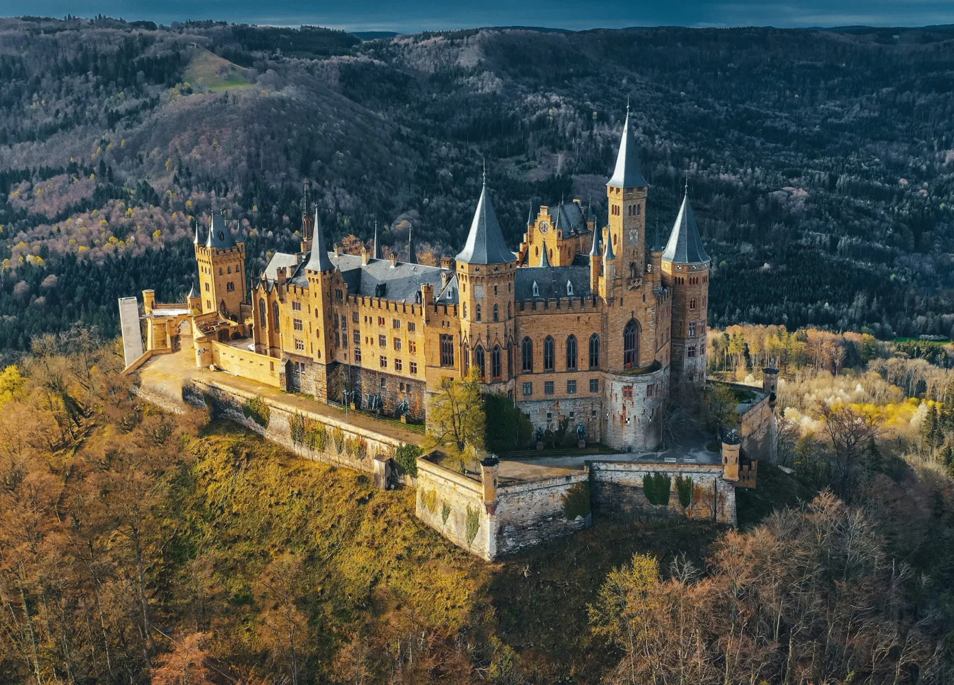 Schloss Hohenzollern in Baden-Württemberg, umgeben von bewaldeten Hügeln