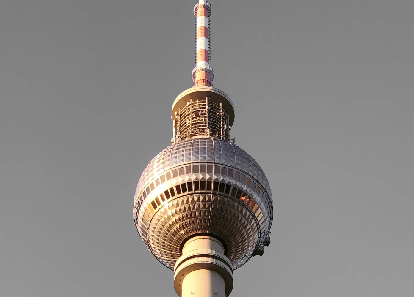 Fernsehturm in Berlin bei Sonnenuntergang