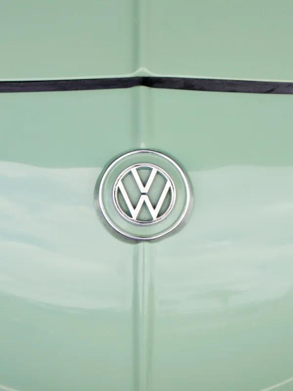 VW-Logo auf der Motorhaube eines Volkswagen