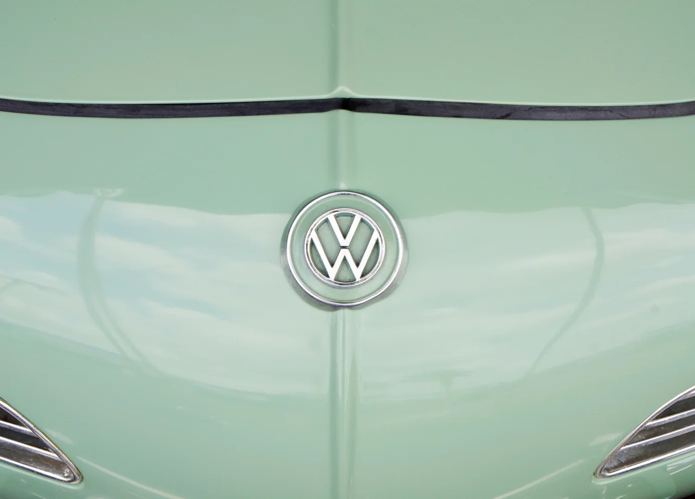 VW-Logo auf der Motorhaube eines Volkswagen