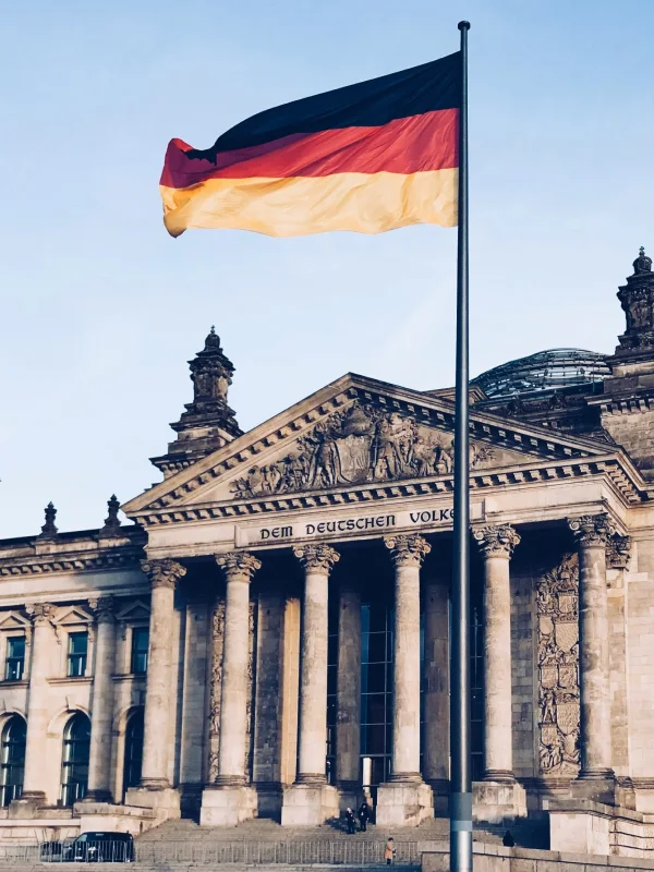 Deutsche Flagge vor dem Reichstagsgebäude in Berlin