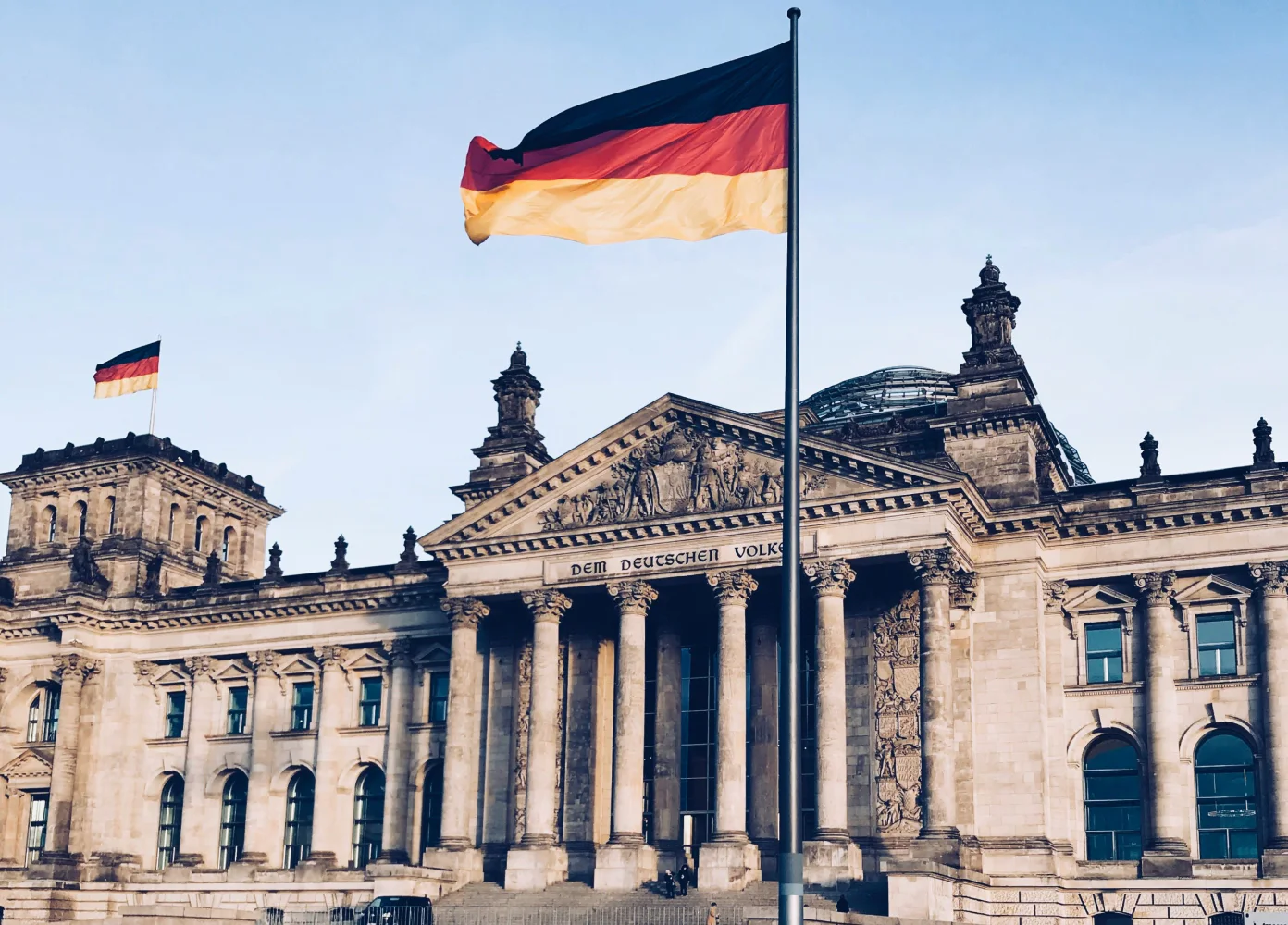 Deutsche Flagge vor dem Reichstagsgebäude in Berlin