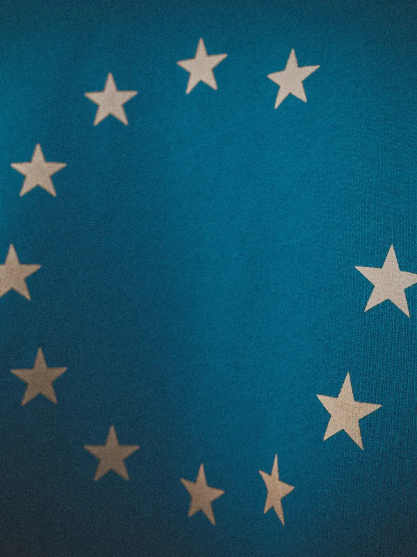 Europäische Flagge mit goldenen Sternen auf blauem Hintergrund