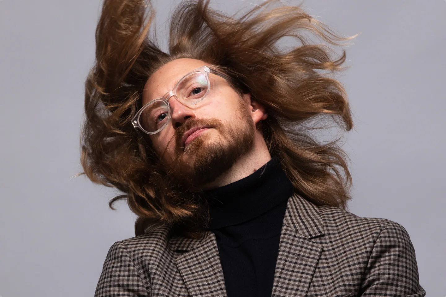 Ein Moderator mit langen Haaren und Bart schüttelt dramatisch den Kopf
