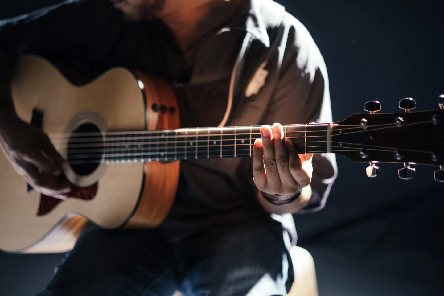 Ein Musiker spielt eine Akustikgitarre
