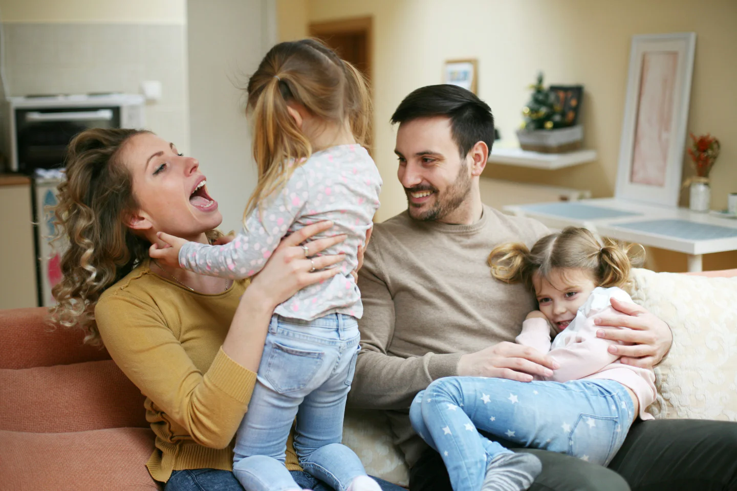 Eine Familie stellt eine Szene für einen Werbespot nach, die Protagonisten sind fröhlich und lachen.