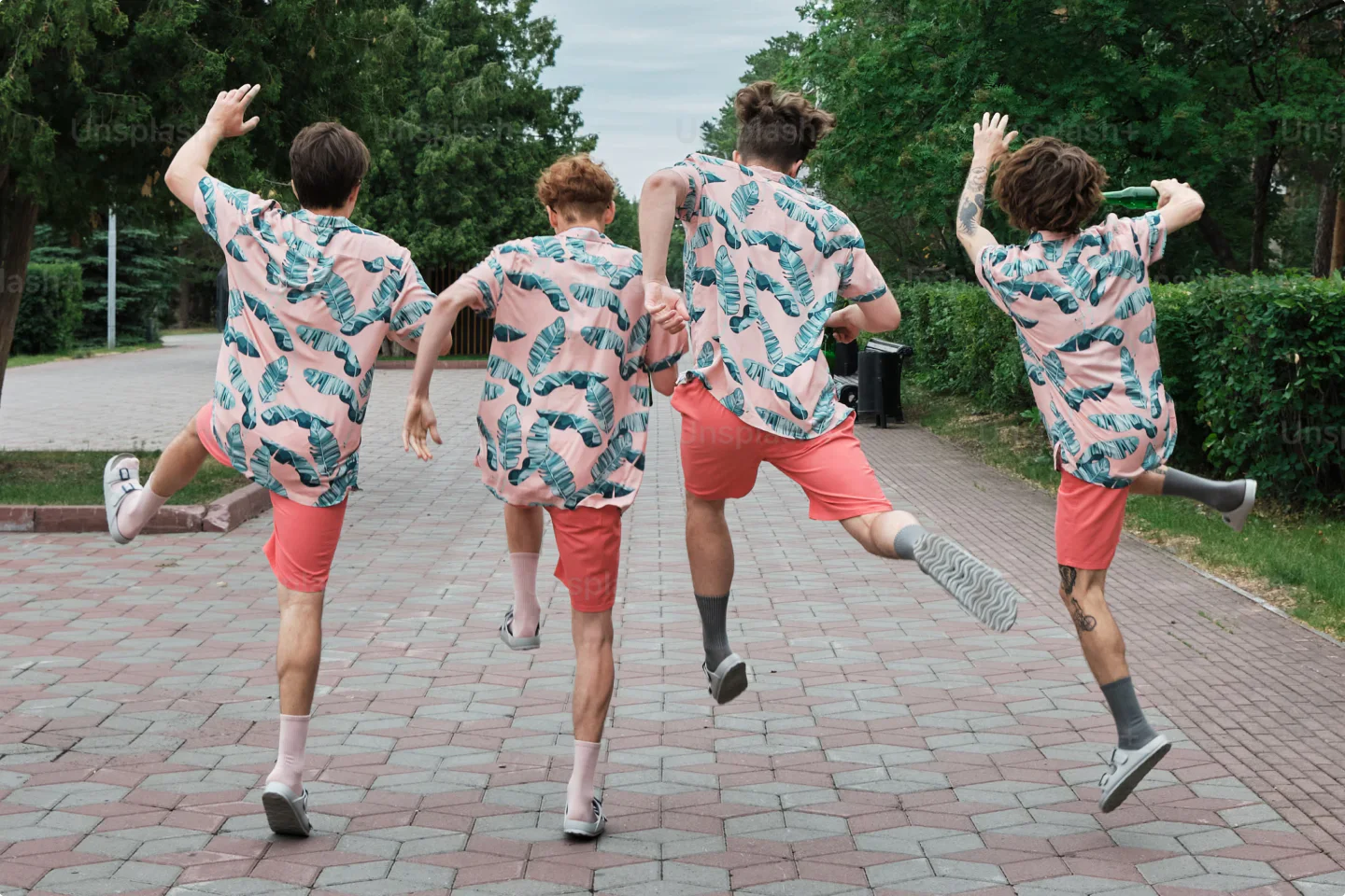 Eine Gruppe von Komparsen rennen und springen in farbenfrohen Outfits