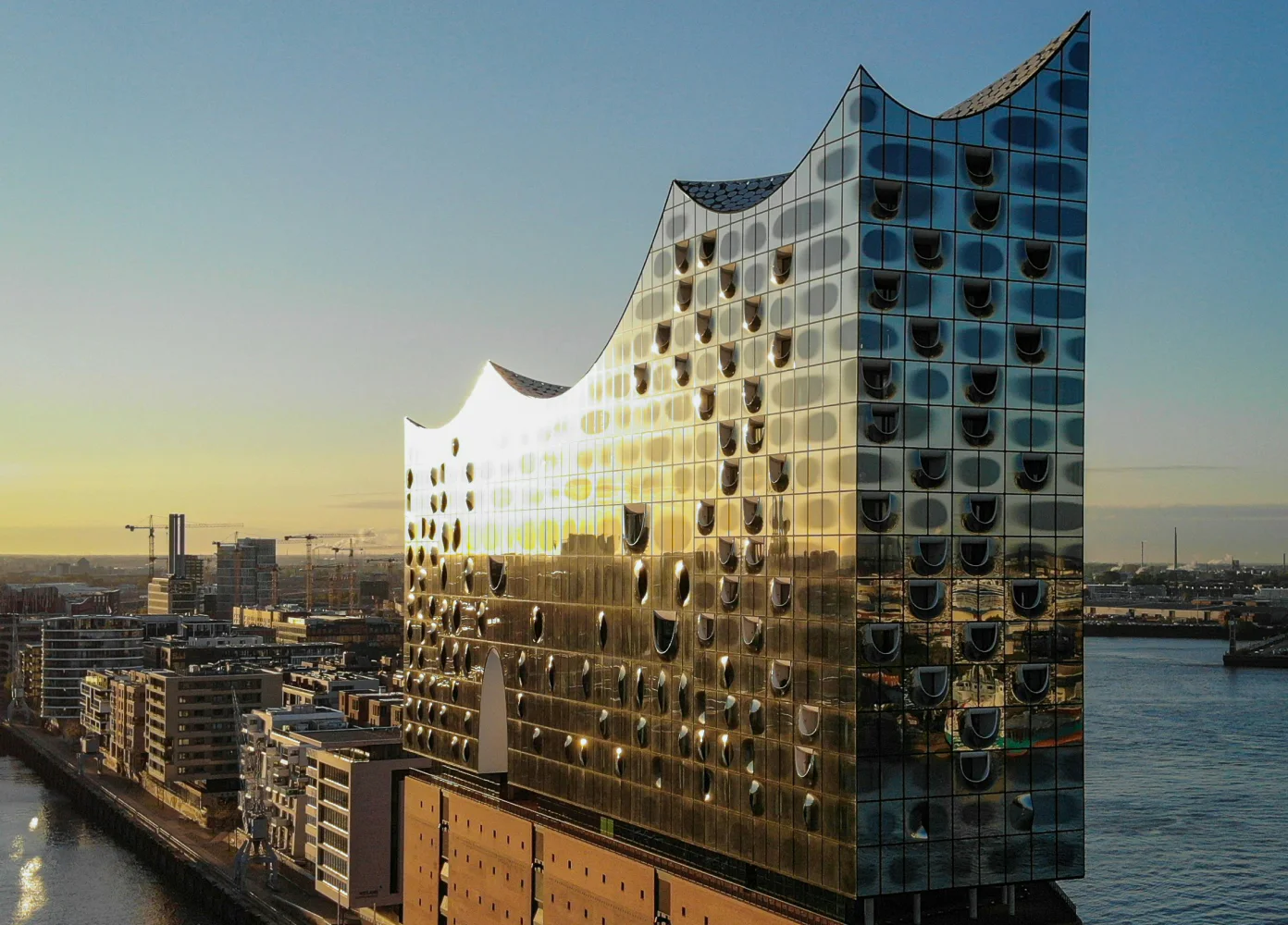 Elbphilharmonie in Hamburg bei Sonnenuntergang