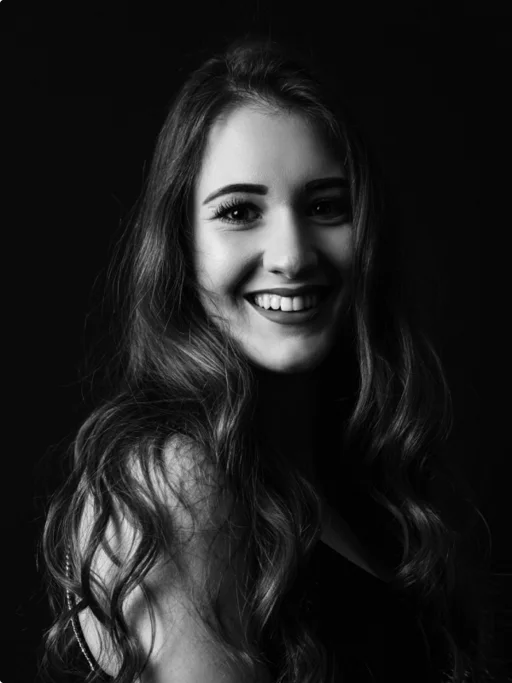 Lächelnde Frau mit langen Haaren in Schwarz-Weiß-Fotografie