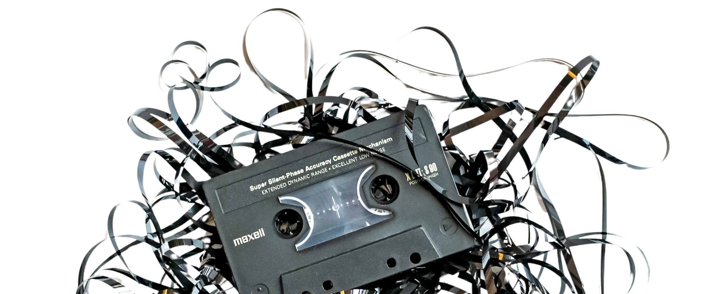 Eine schwarze Audiokassette mit Bandsalat