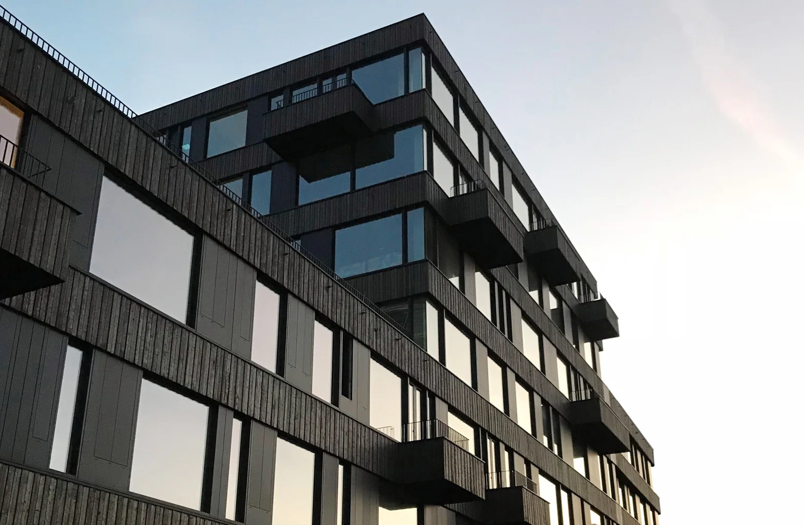 Ein Gebäude mit vielen Fenstern und Balkonen.