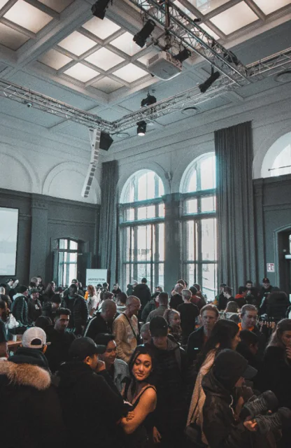 Eine Menschenmenge bei einem Event in einem großen Raum.