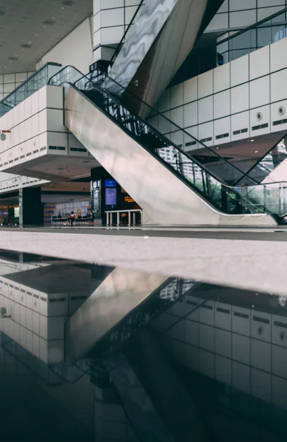 Eine Rolltreppe in einem modernen Messe-Gebäude.