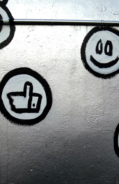 Eine Wand mit einer Reihe von Social Media und Emoji Web-Icons.