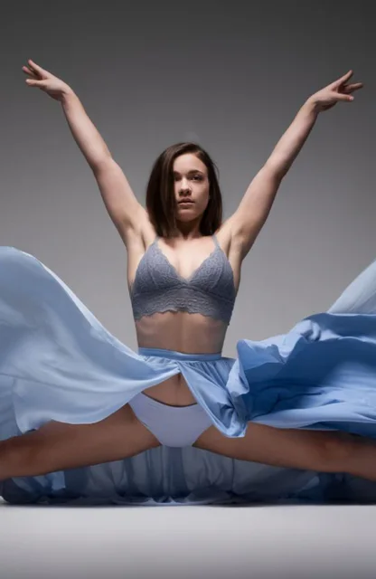Tänzerin in blauer Tanzkleidung während einer Performance