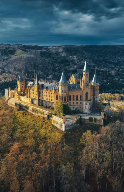 Schloss Hohenzollern in Baden-Württemberg, umgeben von bewaldeten Hügeln