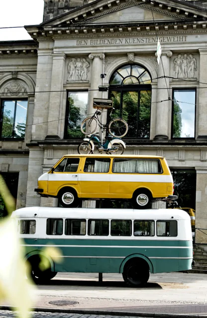 Kunstinstallation aus gestapelten Fahrzeugen in Bremen