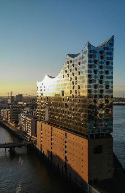 Elbphilharmonie in Hamburg bei Sonnenuntergang