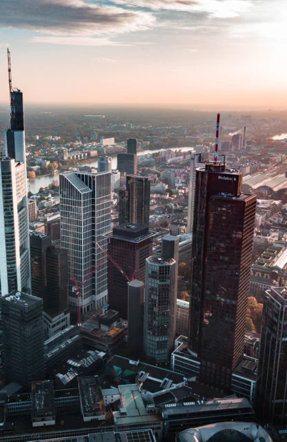 Skyline von Frankfurt am Main in Hessen bei Sonnenuntergang