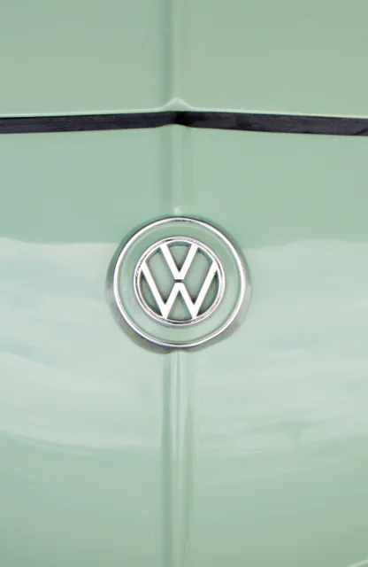 VW-Logo auf der Motorhaube eines Volkswagen