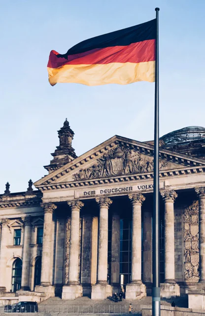 Deutsche Flagge vor dem Reichstagsgebäude in Berlin