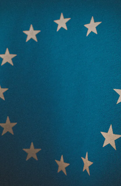 Europäische Flagge mit goldenen Sternen auf blauem Hintergrund